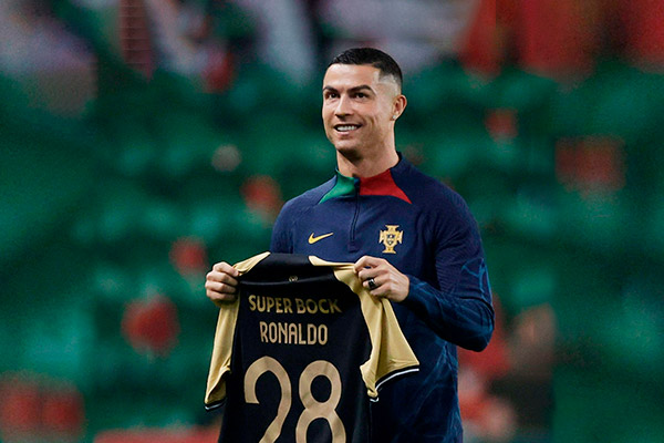 Cristiano Ronaldo recibió camiseta especial del Sporting de Lisboa
